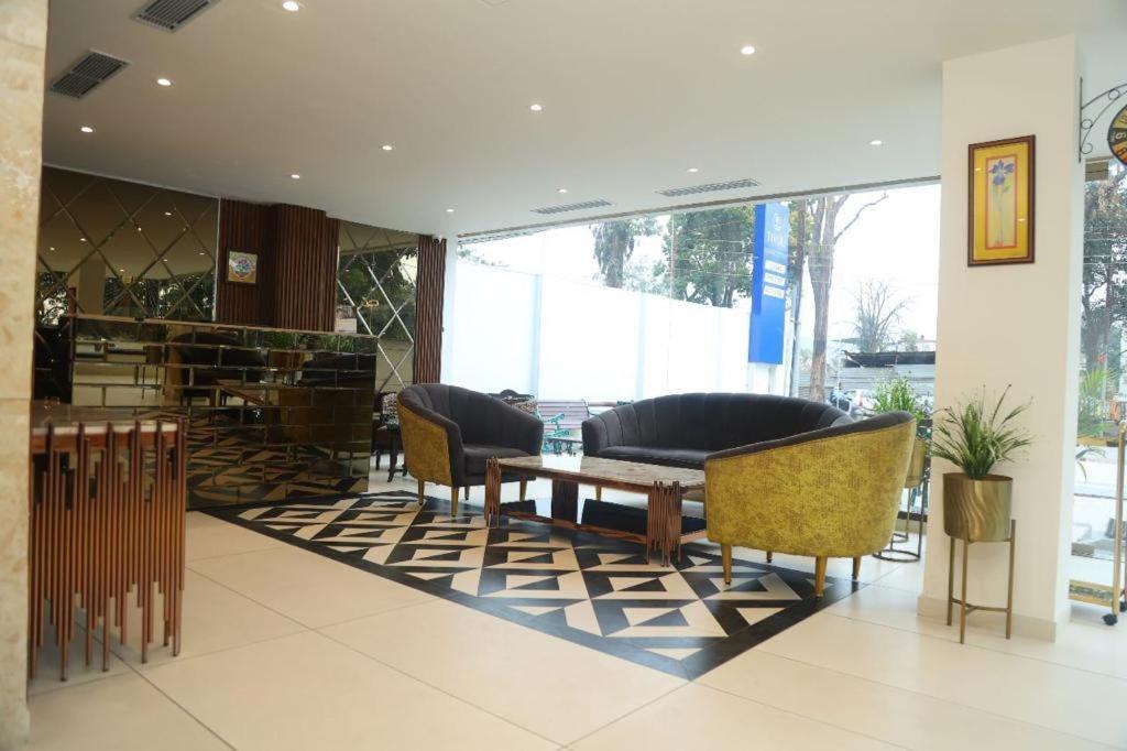 דהראדון Sapphire Sky Hotel מראה חיצוני תמונה