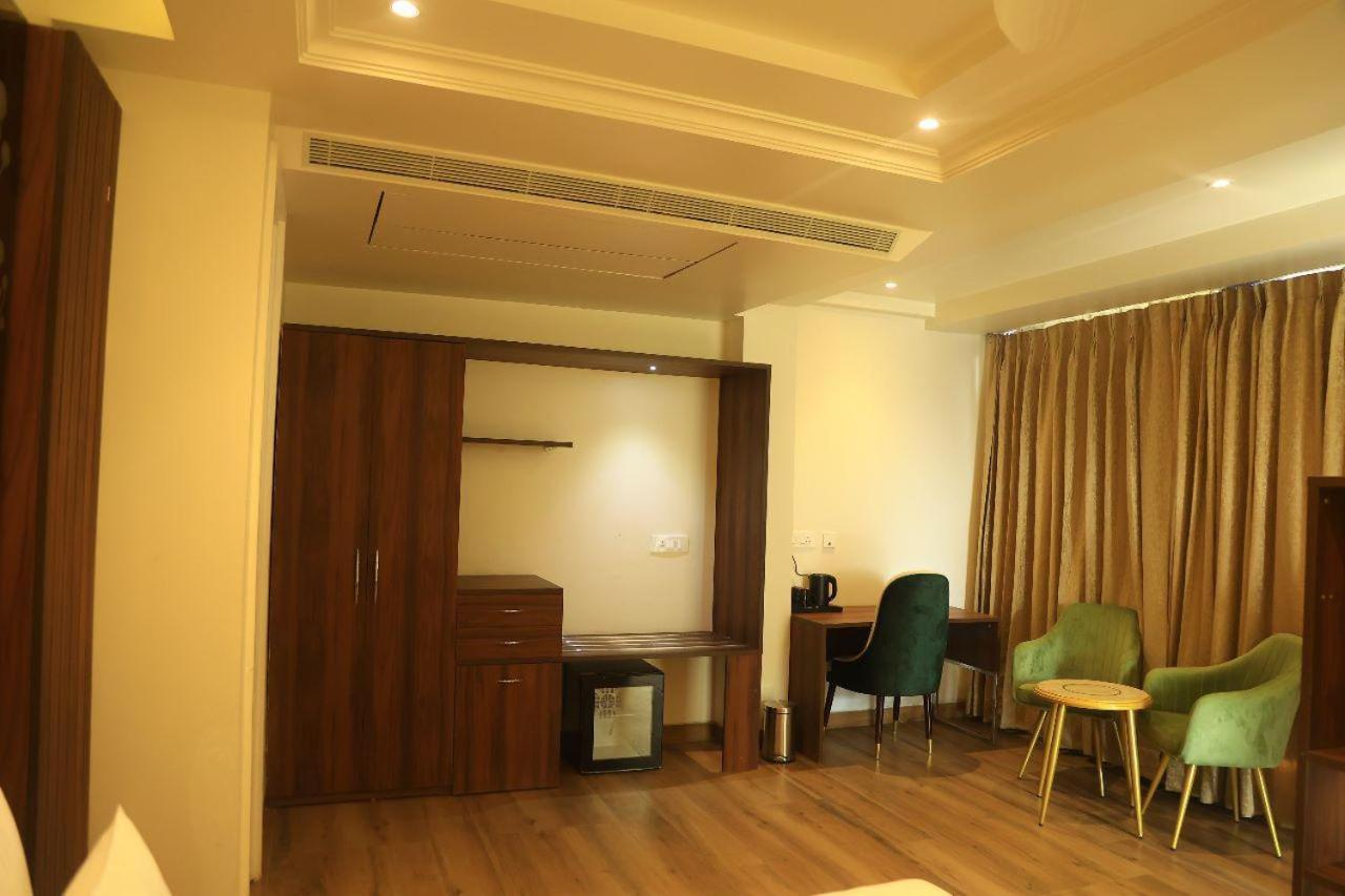 דהראדון Sapphire Sky Hotel מראה חיצוני תמונה