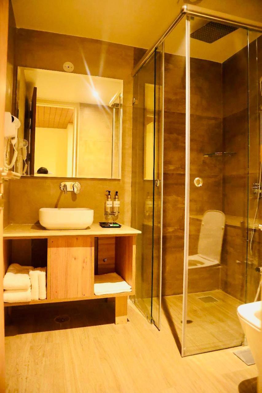 דהראדון Sapphire Sky Hotel מראה חיצוני תמונה